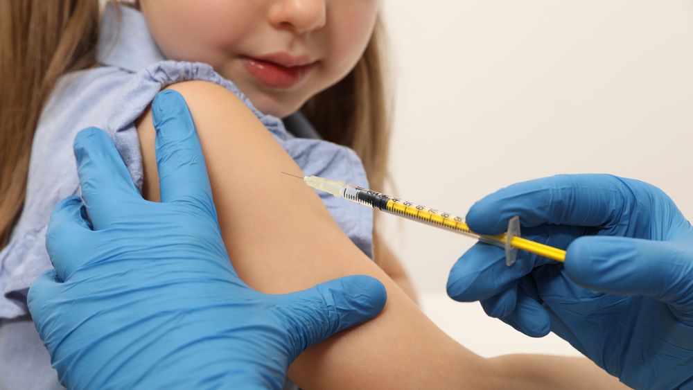 Dětské vakcíny dorazí v úterý, rodiče zatím přihlásili osm tisíc potomků